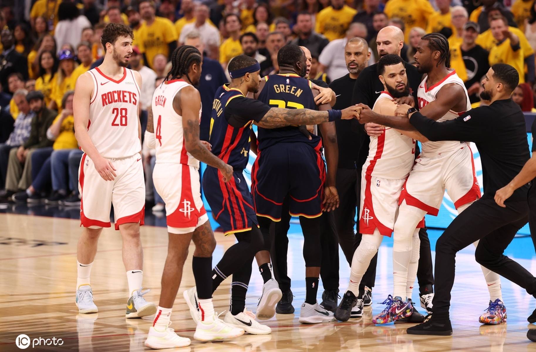 火箭队再度奋起，力压猛龙！的简单介绍