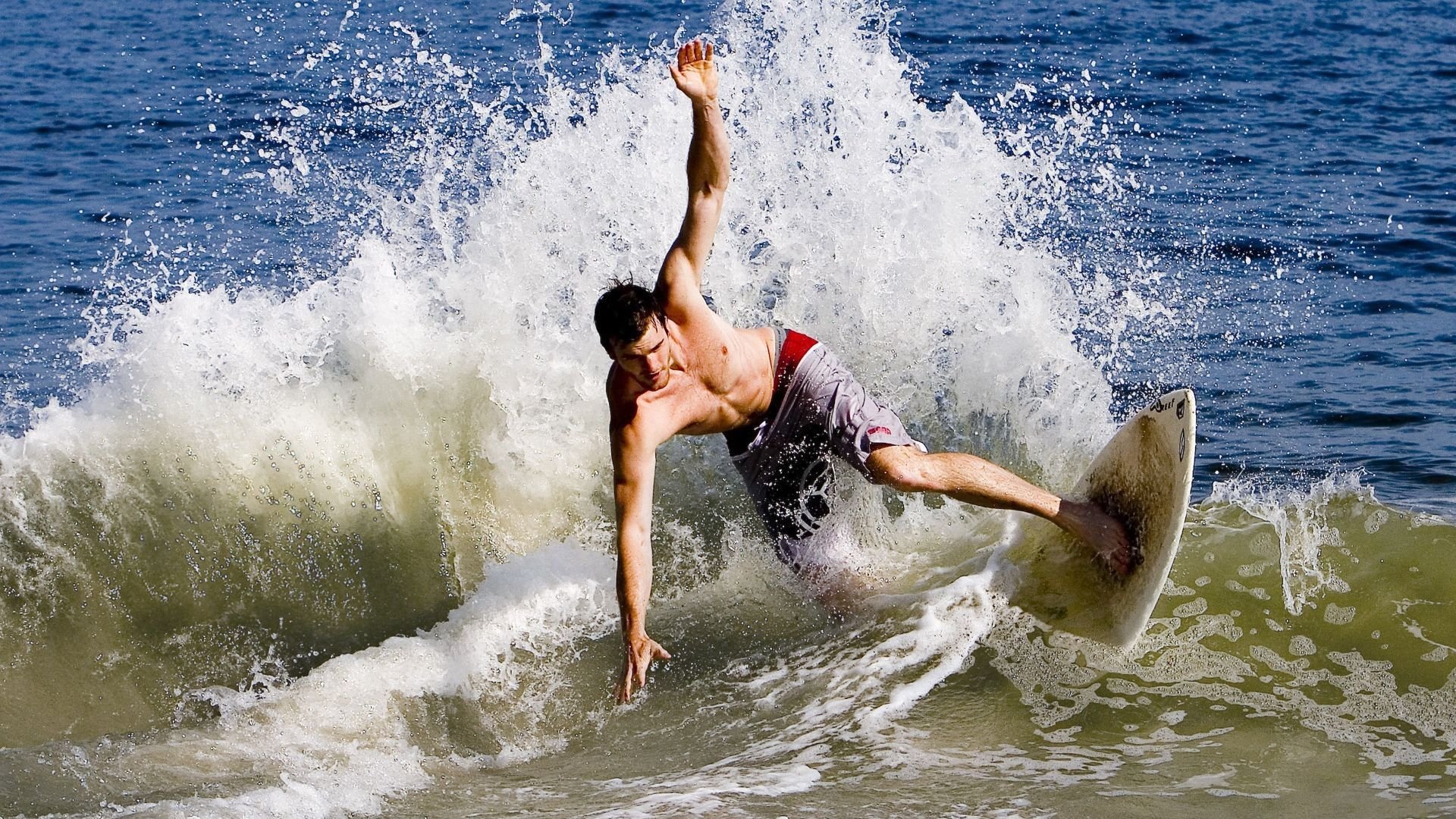 F1新赛季揭幕战之夜,卡瓦哈尔彻底打爆防线,速度与激情的双重奏