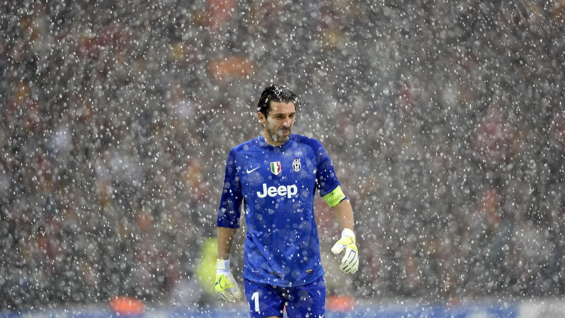 红牛车队轻取红牛二队，塞恩斯关键制胜